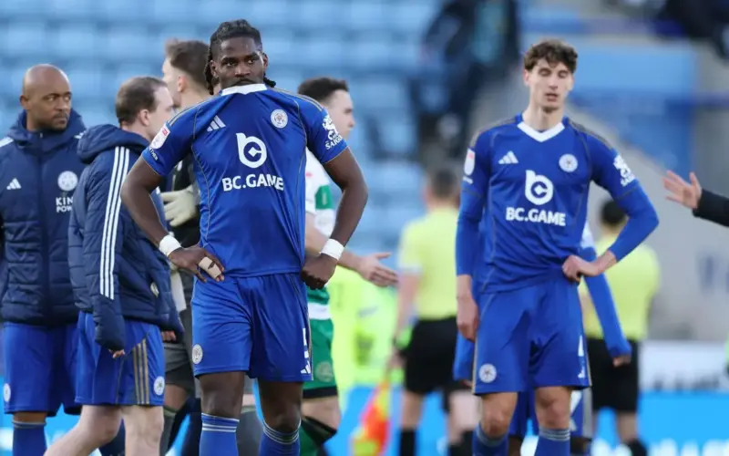 لاعب ليستر المتوج بلقب الدوري الإنجليزي الممتاز يعرض مساعدة ناديه في معركته لتجنب الهبوط إلى دوري الدرجة الأولى